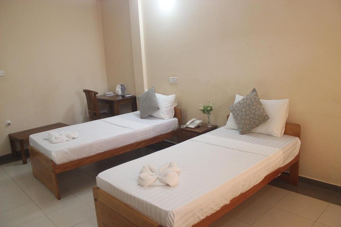 Hotel Oviya Vavuniya Buitenkant foto