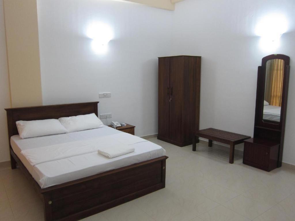 Hotel Oviya Vavuniya Buitenkant foto