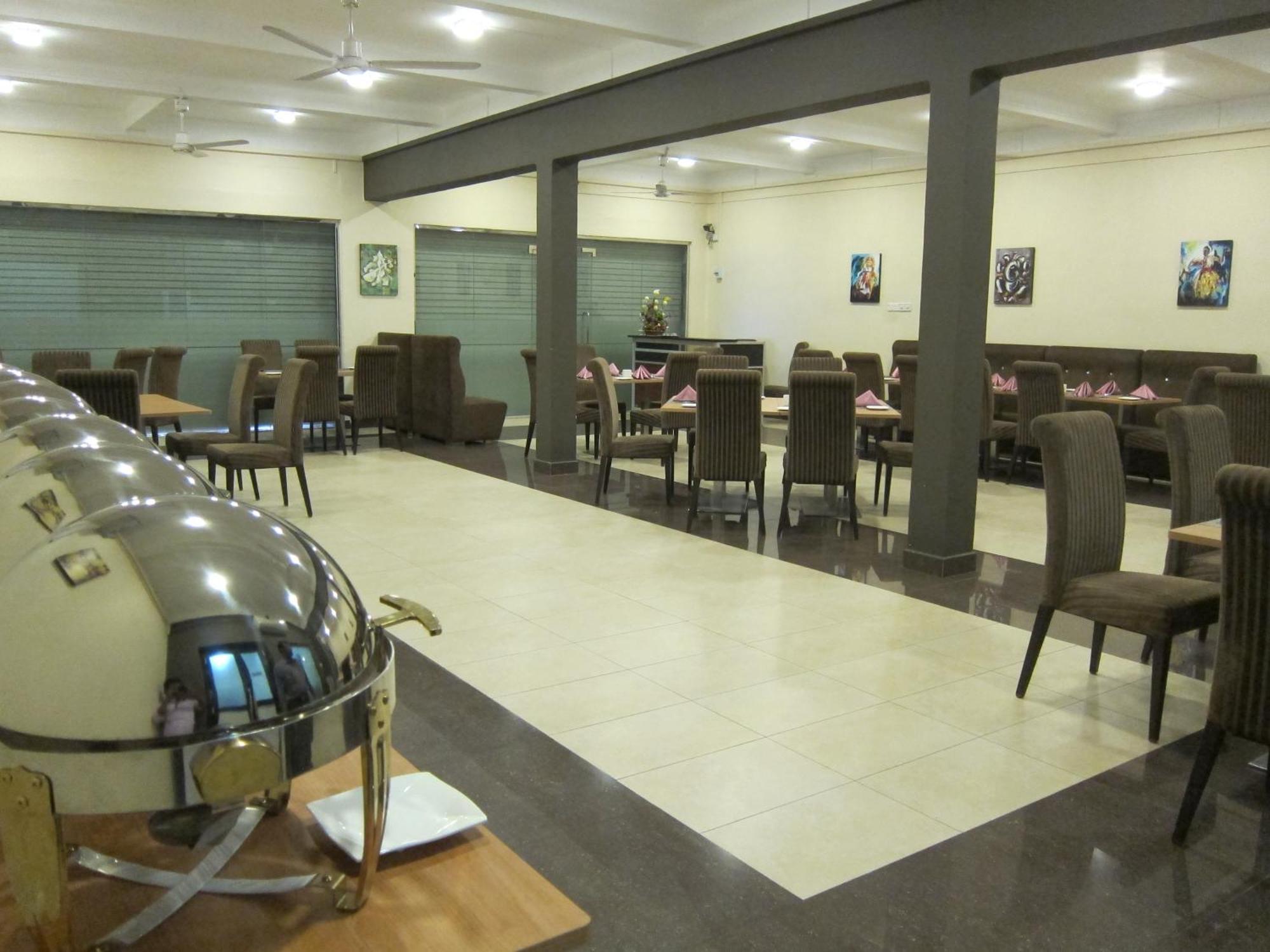 Hotel Oviya Vavuniya Buitenkant foto