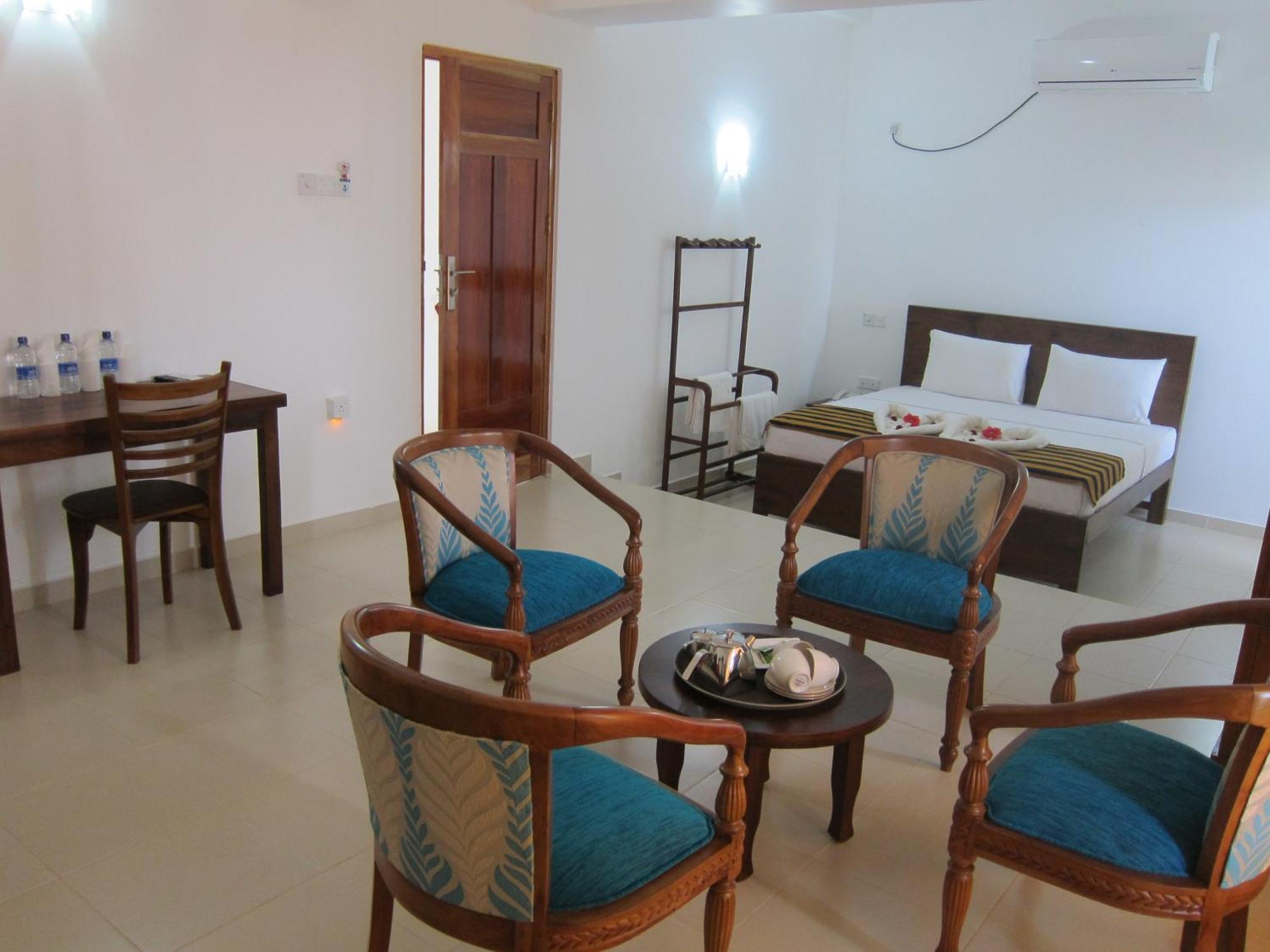 Hotel Oviya Vavuniya Buitenkant foto