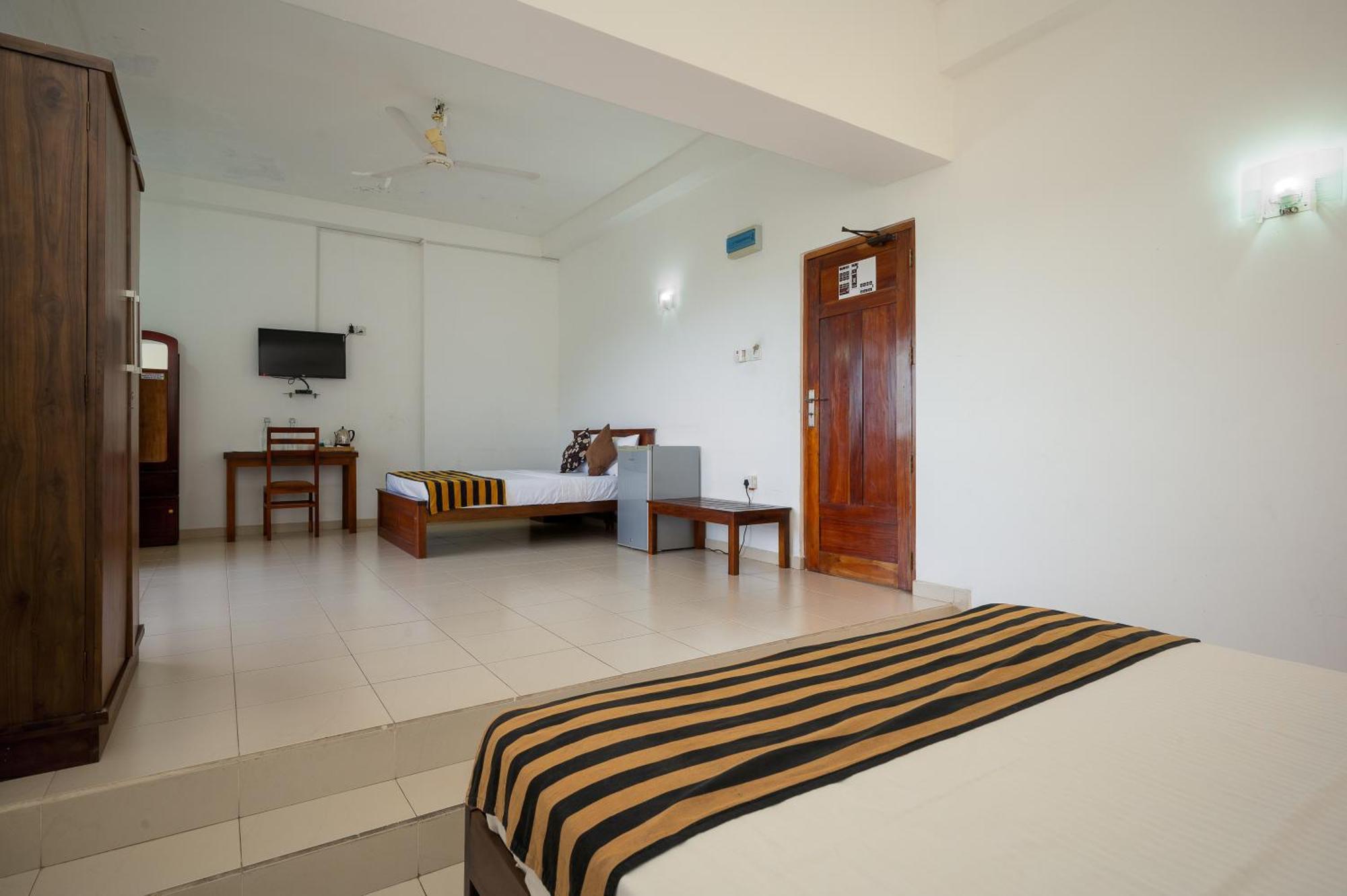 Hotel Oviya Vavuniya Buitenkant foto