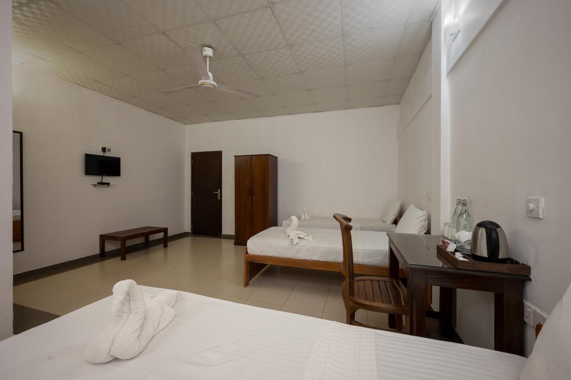 Hotel Oviya Vavuniya Buitenkant foto