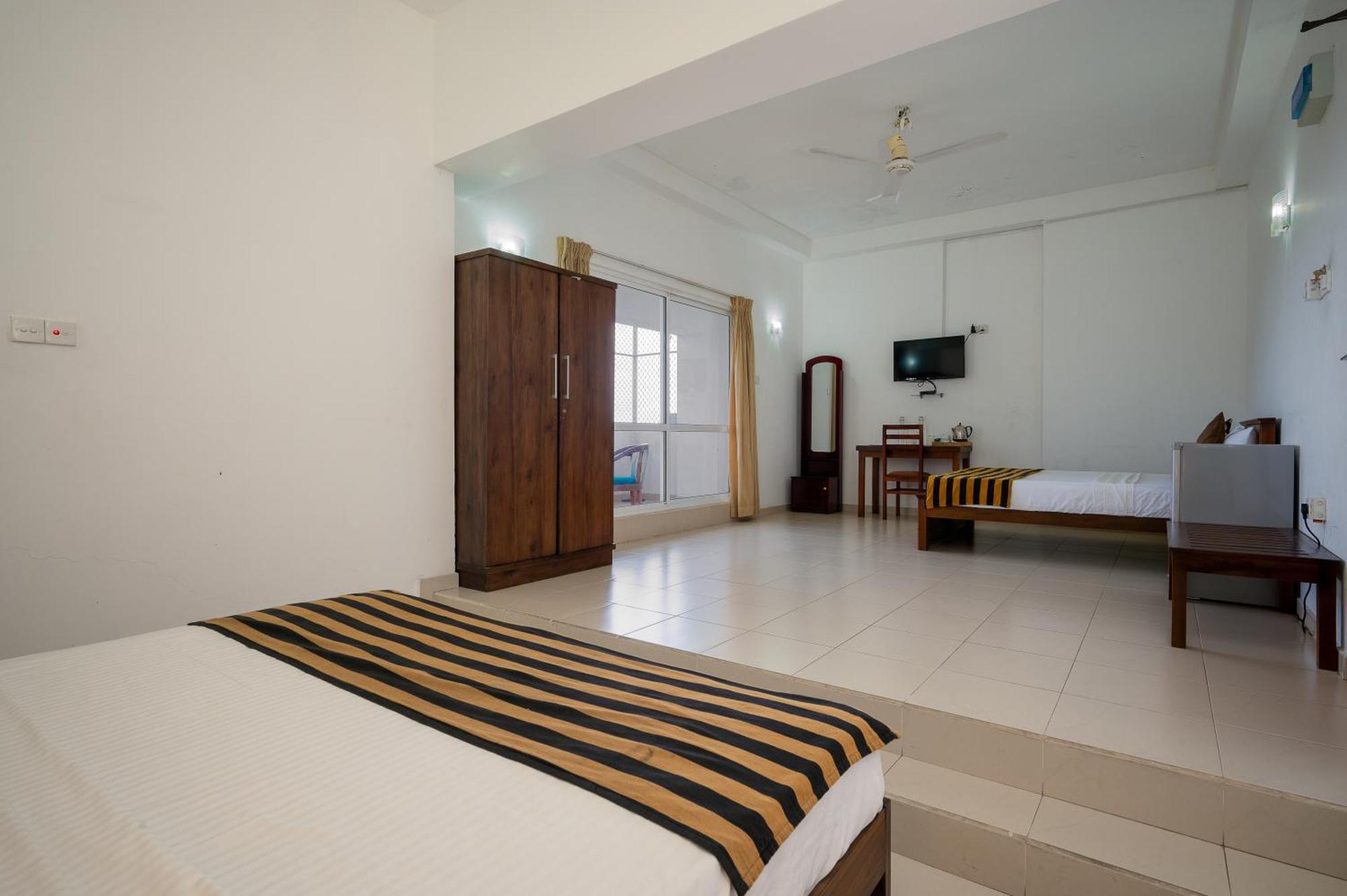 Hotel Oviya Vavuniya Buitenkant foto