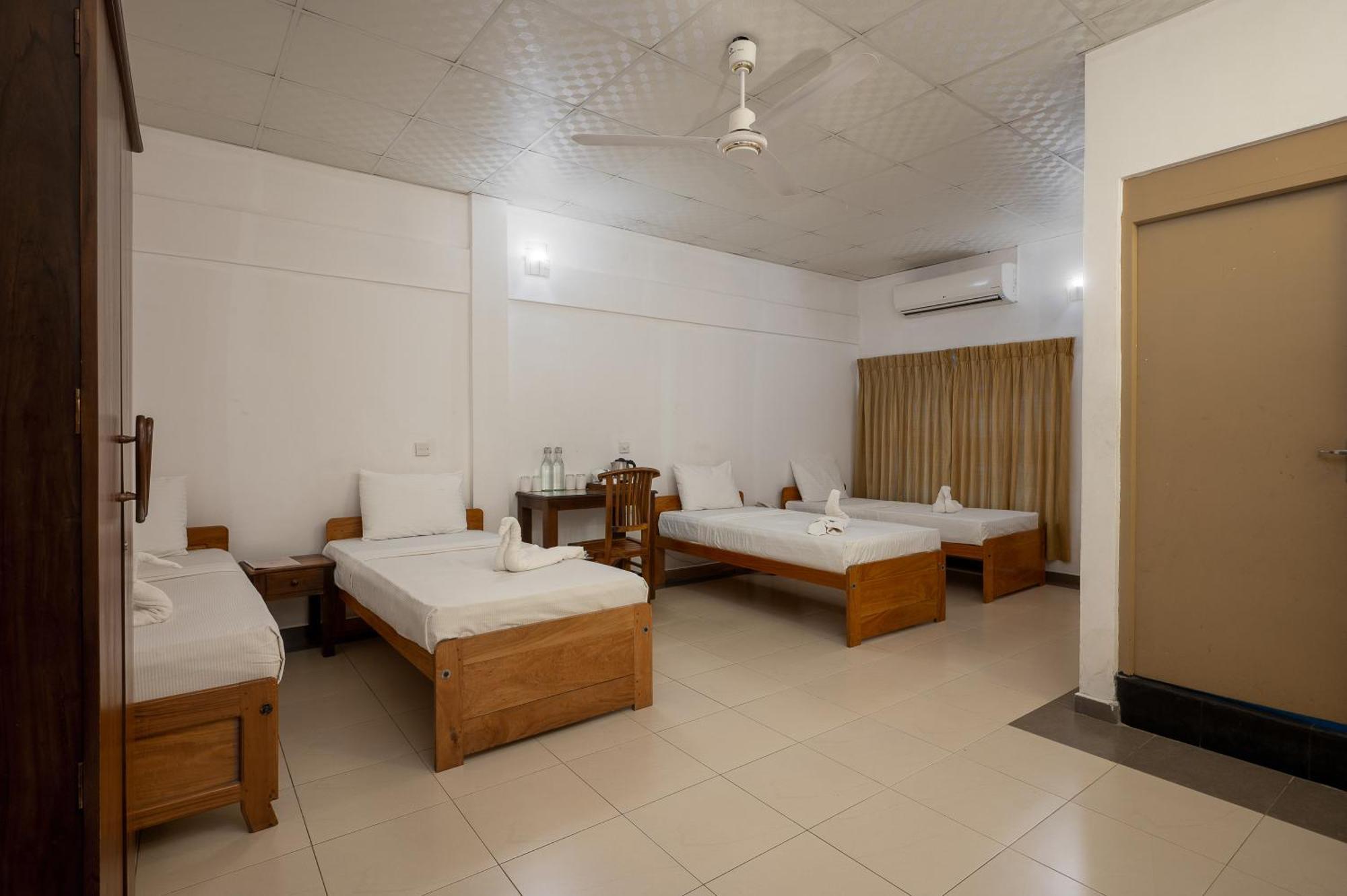 Hotel Oviya Vavuniya Buitenkant foto