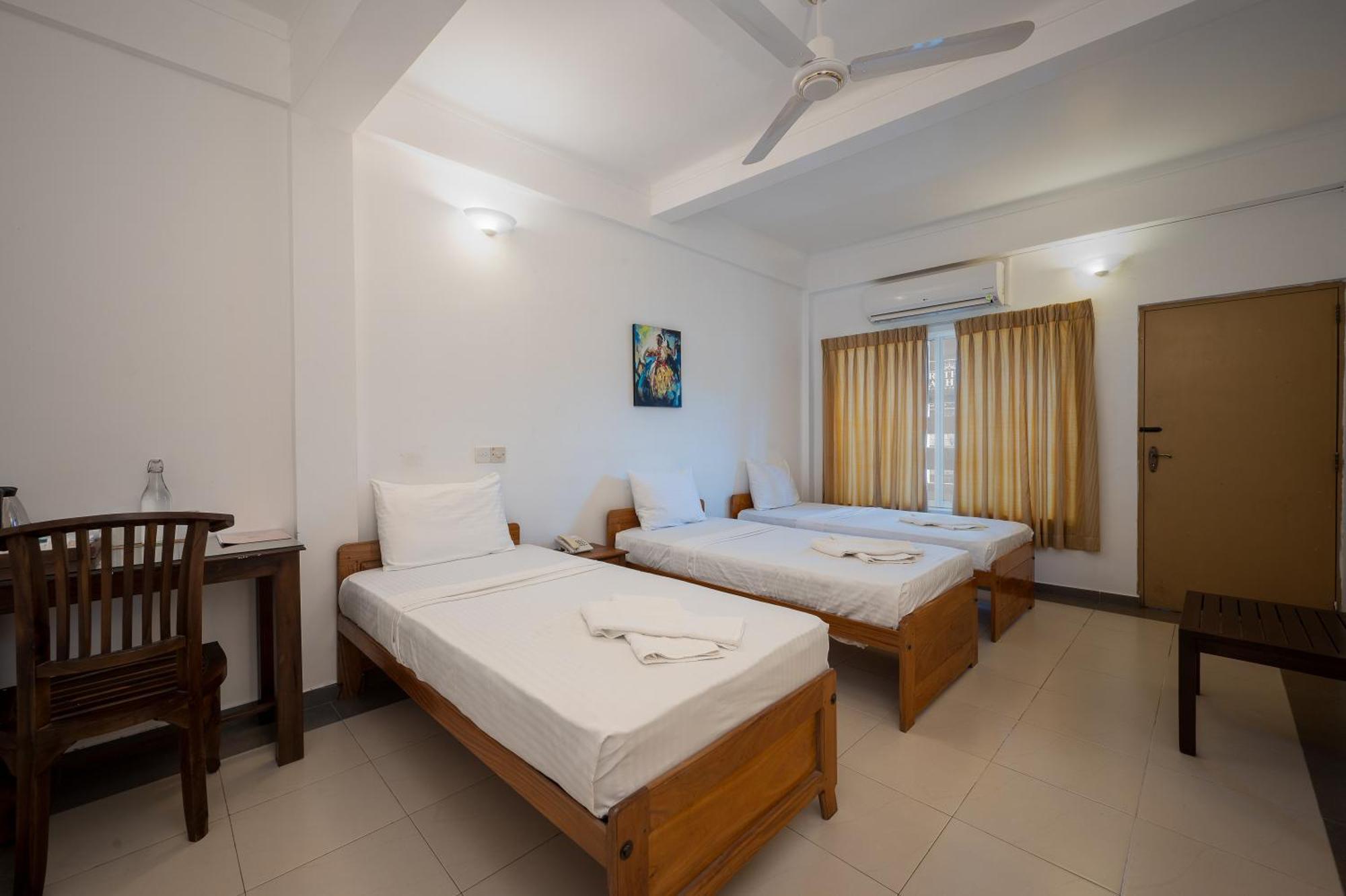 Hotel Oviya Vavuniya Buitenkant foto