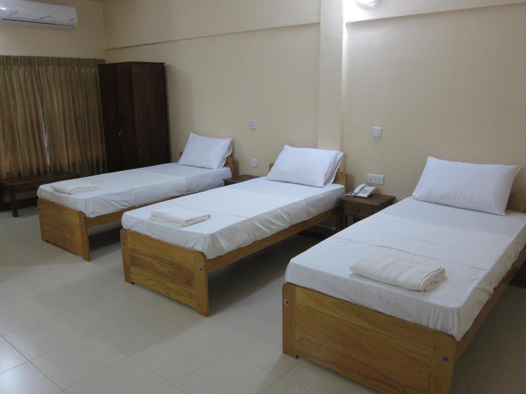 Hotel Oviya Vavuniya Buitenkant foto