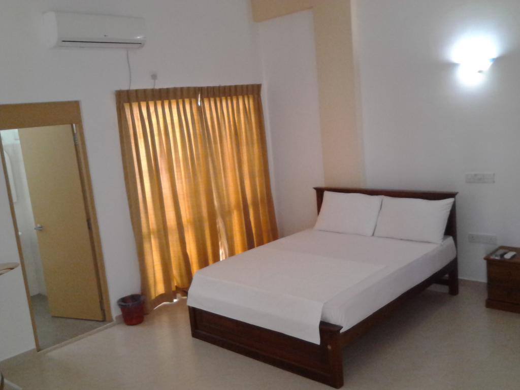 Hotel Oviya Vavuniya Buitenkant foto
