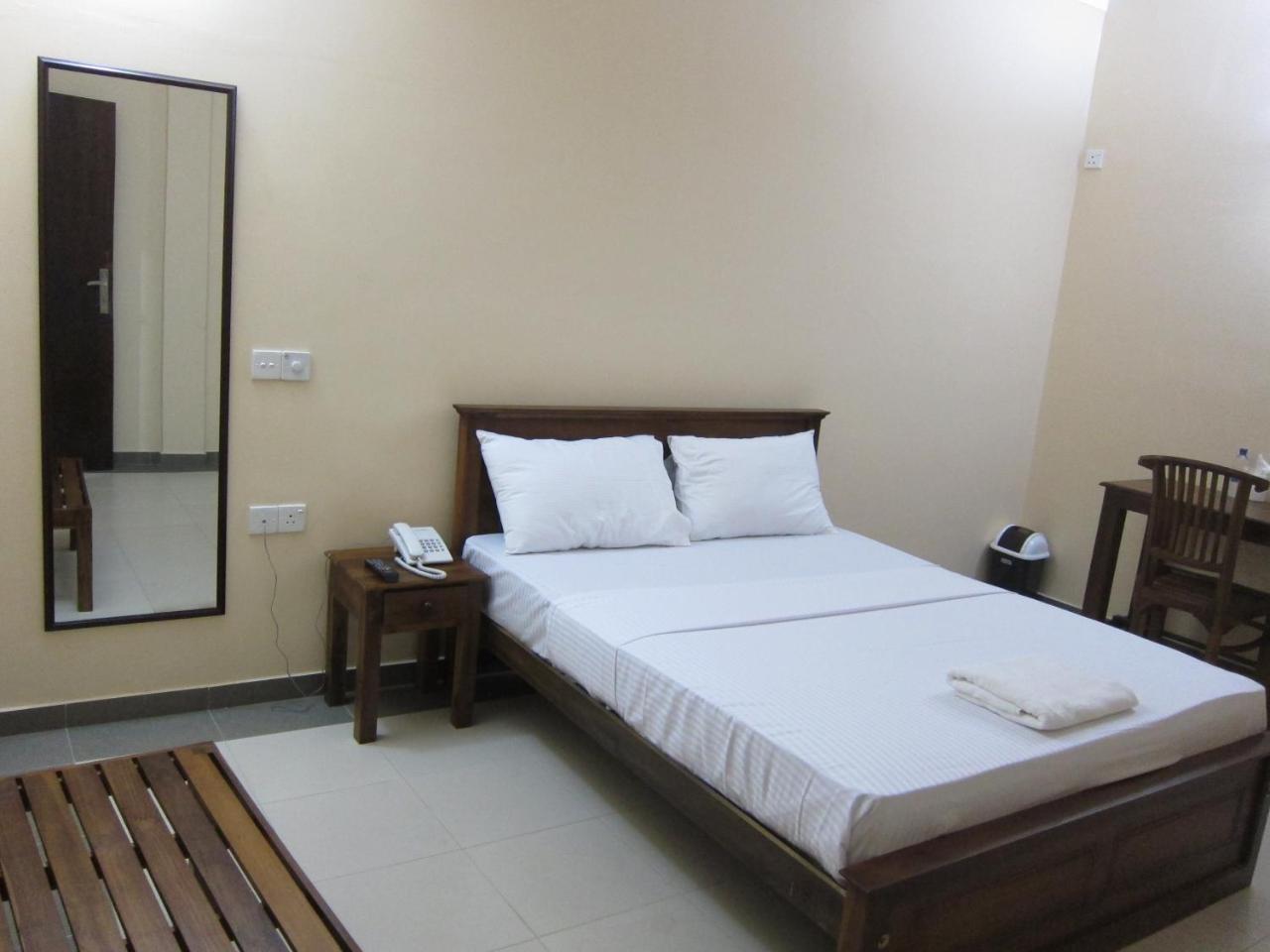 Hotel Oviya Vavuniya Buitenkant foto