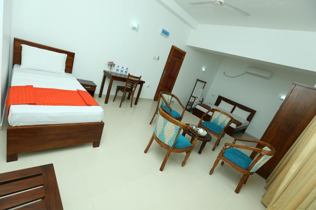 Hotel Oviya Vavuniya Buitenkant foto
