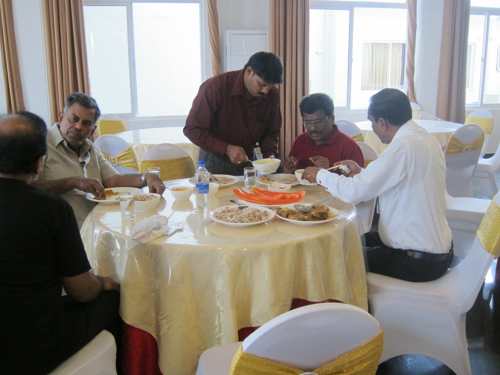 Hotel Oviya Vavuniya Buitenkant foto